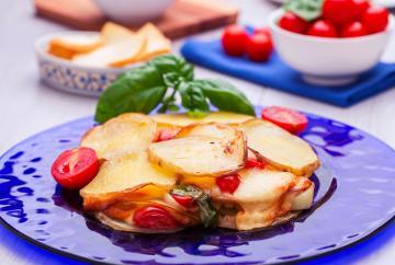 Tortino di patate con cipolla, pomodorini e scamorza affumicata